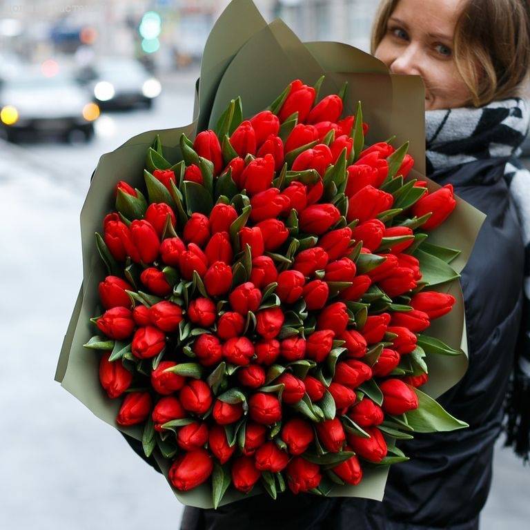 Букет из 101 красных тюльпанов в упаковке - Dolinasad.by