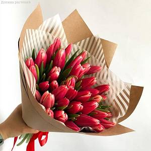 Букет из 29 красных тюльпанов в упаковке - Dolinasad.by
