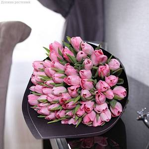 Букет из 39 фиолетовых тюльпанов в упаковке - Dolinasad.by