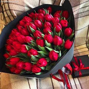 Букет из 79 красных тюльпанов в упаковке - Dolinasad.by